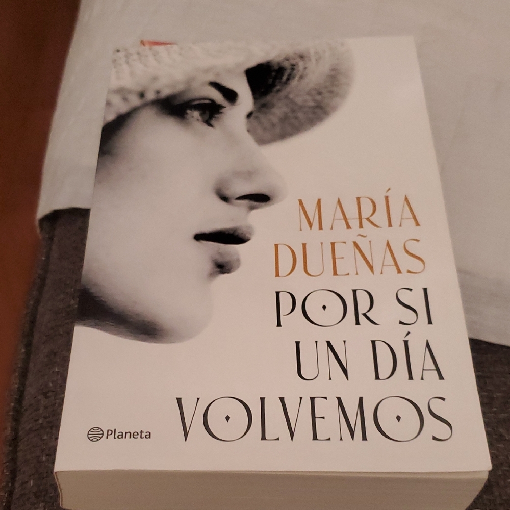 María Dueñas 'Por Si Un Día Volvemos' Book